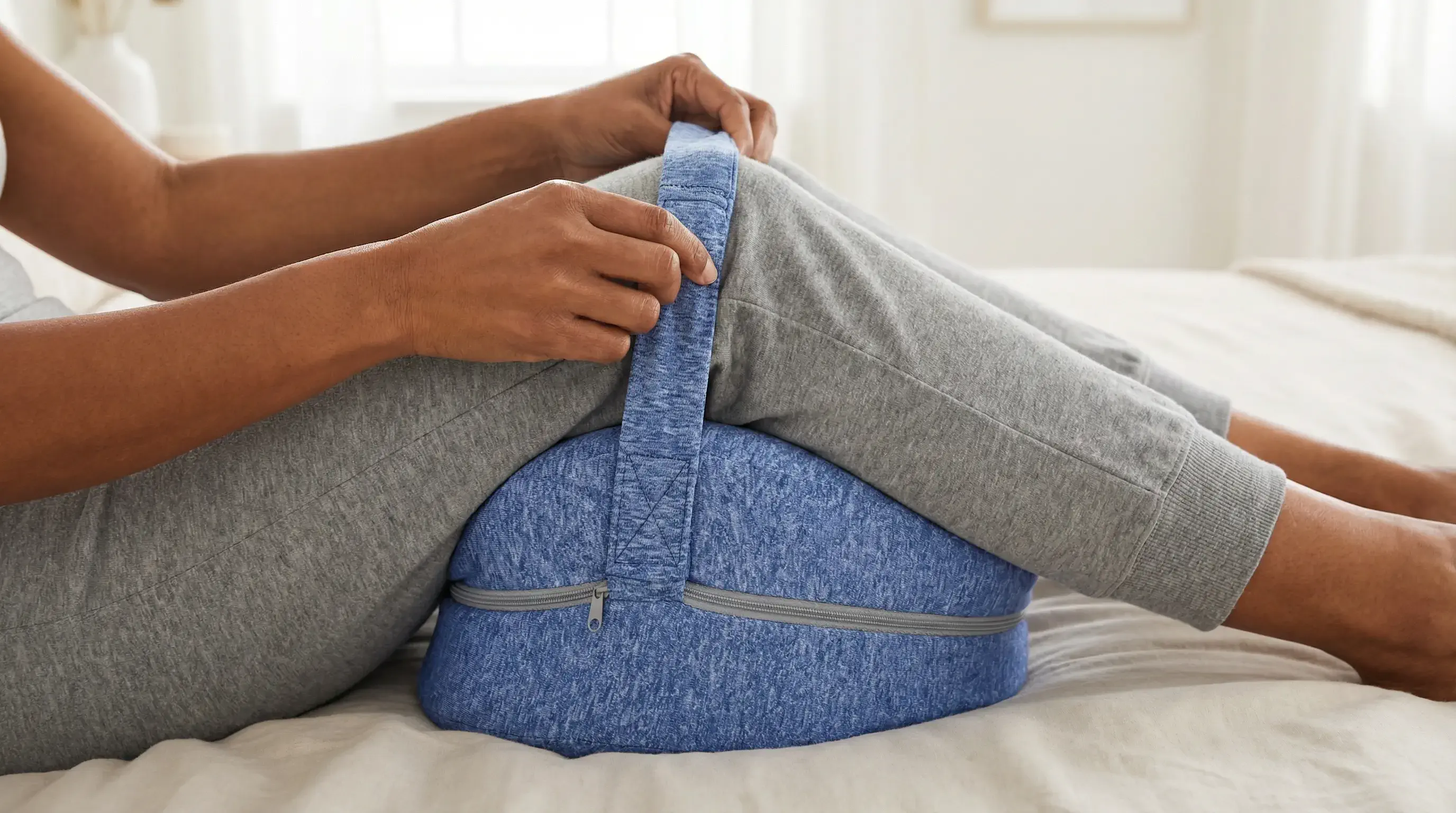 Close view of the pillow's elastic leg strap and fastening detail
